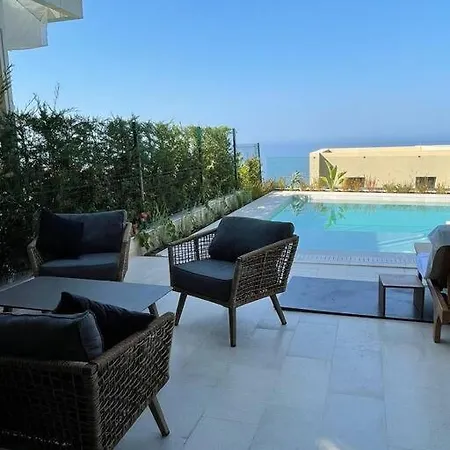 Amazing With Private Pool In Green Coast *